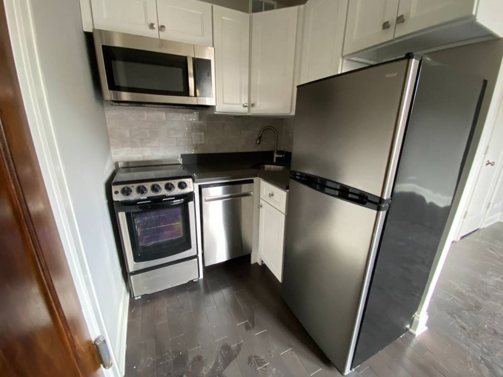 Incredible Studio with laundry in the unit! Update open space apartment! The kitchen features are stainless steel appliances, granite countertop dishwasher, fridge, microwave and stove, large cabinets - Homates Hong Kong