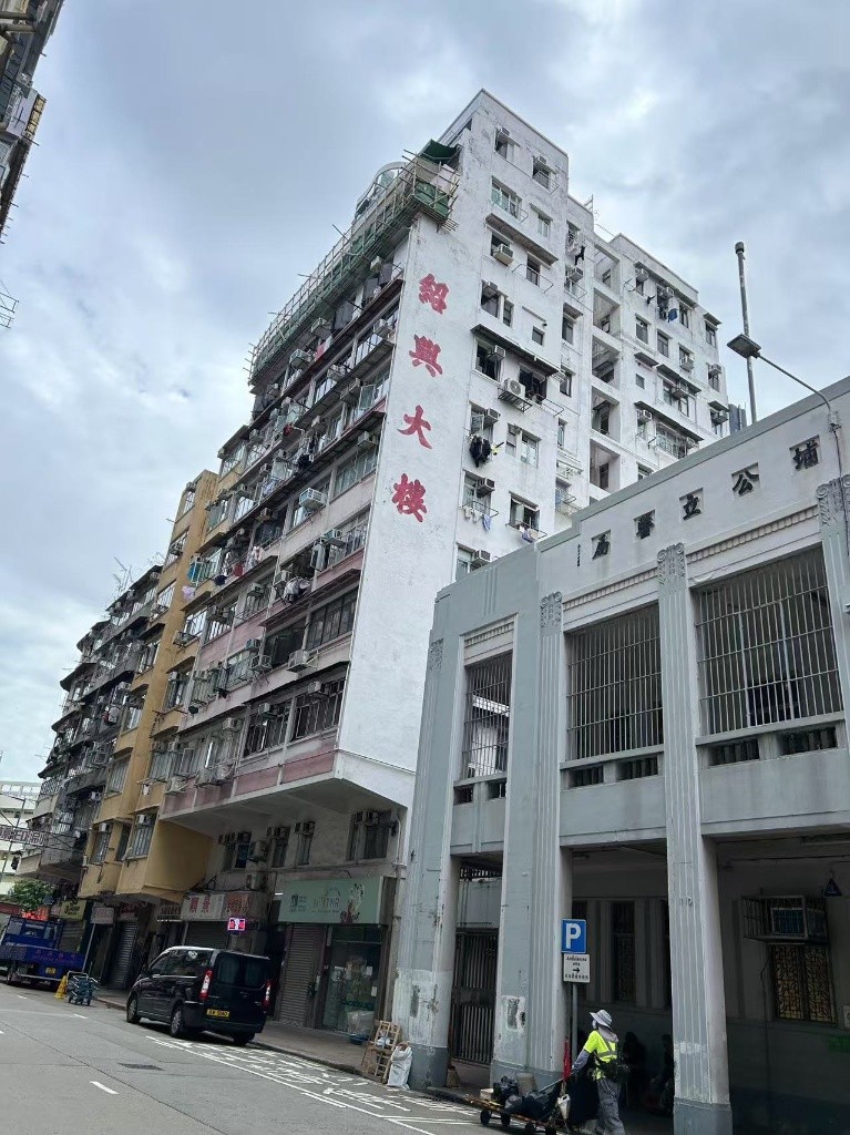 B015C 紹興大廈特色天台房出租，連平臺，可養寵物，開揚景色 - Sham Shui Po - Bedroom - Homates Hong Kong