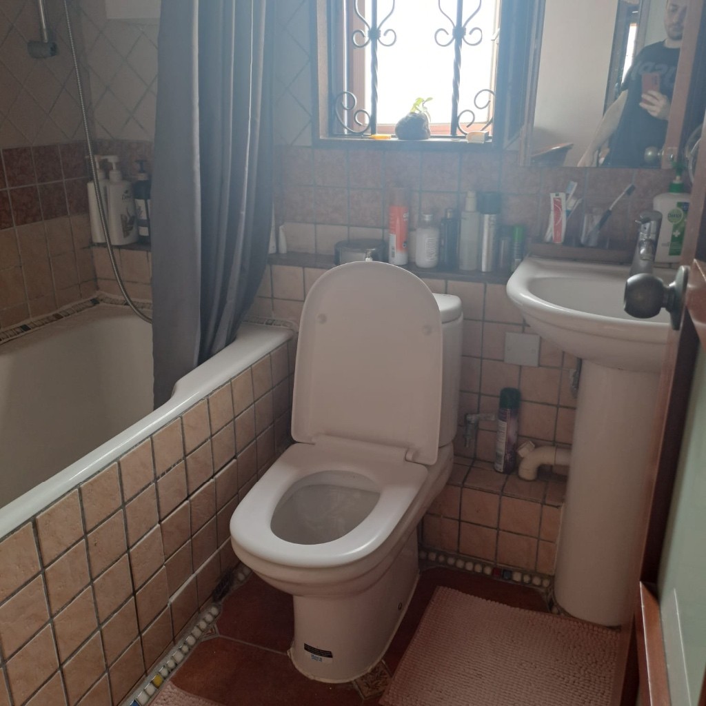 Looking for a Flat mate - Tuen Mun - Bedroom - Homates Hong Kong