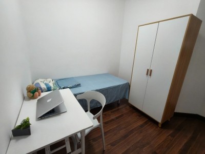 E04 male Coliving room near HKU  - 羅便臣道102～108號