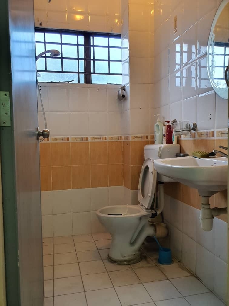 Middle Room at Taman Puchong Indah, Puchong -  - Bedroom - Homates Malaysia