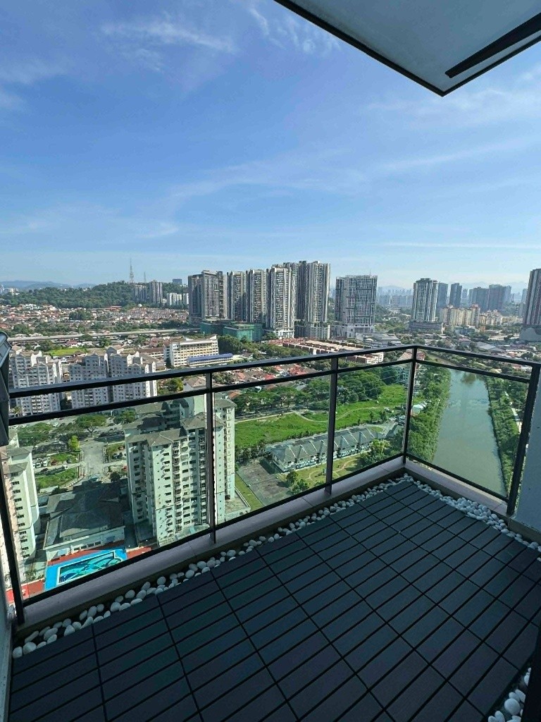 Middle Room for Rent — Fully Furnished 3R2B Condo (876 sq ft), Old Klang Road -  - 房間 (合租／分租) - Homates 馬來西亞