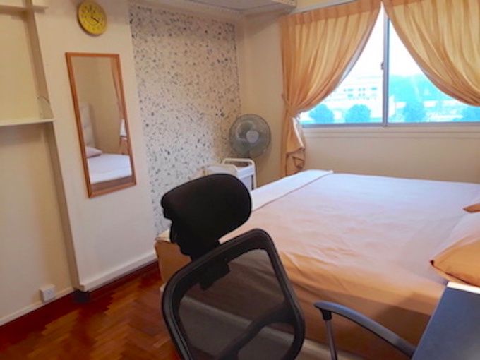 B&amp;B HOMESTAY- DELUXE BEDROOM with SEALY KING SIZE BED - Ang Mo Kio - Bedroom - Homates Singapore