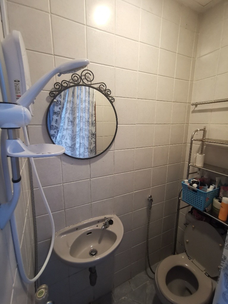 Available  Immediate - Common Roomy/Wifi/Fully Air-con/No Owner Staying/No Agent Fee/Cooking allowed/Near Newton MRT/Near Orchard MRT/Stevens MRT - Newton - Bedroom - Homates Singapore