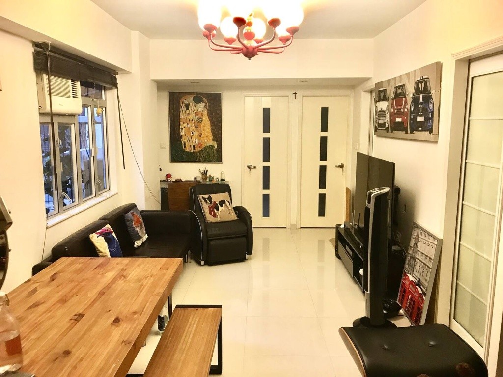 Small Room in Big Flat sharing with a beautiful terrace. 2 Adopted poodles and 1 kitty, Very convenient. Next to MTR  - 旺角/油麻地 - 房間 (合租／分租) - Homates 香港