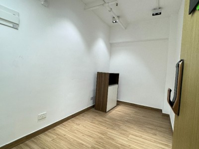 香港 -  - 九龍觀塘鴻圖道 55 號幸運工業大廈 9 樓 F 座    观塘地铁站A2出口