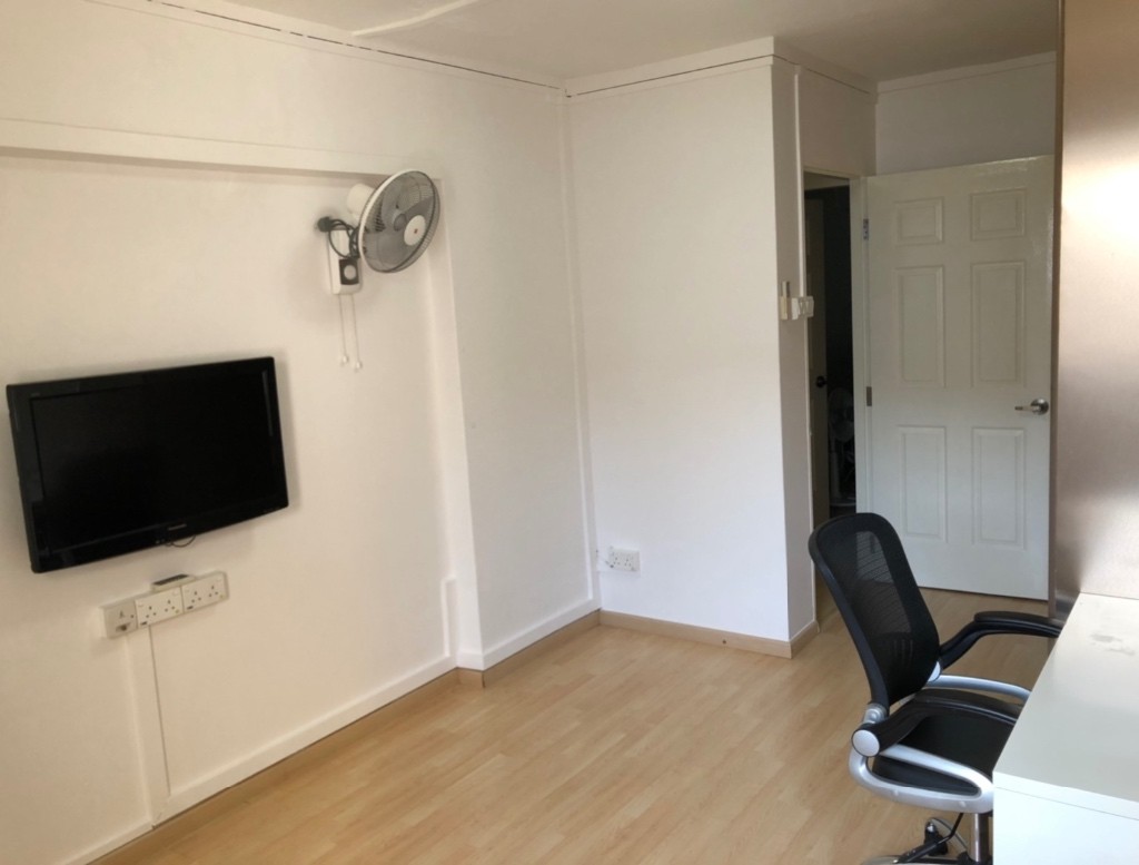 Master Room @ Blk 329 Clementi Ave 2, High Flr, A/C, WIFI, Near MRT &amp; Amenities - Clementi - Bedroom - Homates Singapore
